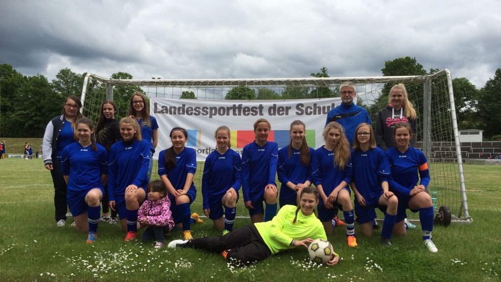 Die Mädchenmannschaft der St.-Ursula-Realschule Attendorn mit Trainer Günter Schulte. von St.-Ursula-Realschule Attendorn