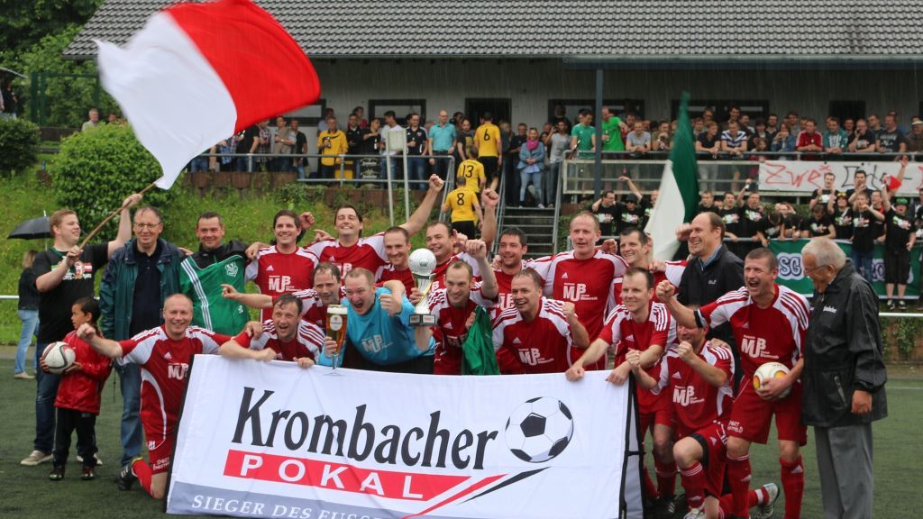Die Fußballer des SG Serkenrode/Fretter haben allen Grund zum Feiern. von Reni Hahn