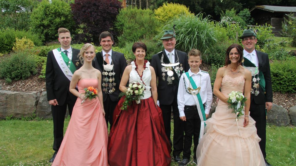Die amtierenden Majestäten der St.-Burchard-Schützenbruderschaft Oedingen: (v.l.) Stadtjungschützenkönig Frank Bedrunka, Jungschützenkönigspaar Kevin Rieck und Johanna Malsbender, Kaiserpaar Ferdi und Dorothea Müller, Kinderkönig Timon Hüttemeister und das amtierende Königspaar Reiner und Ramona Kullmann.