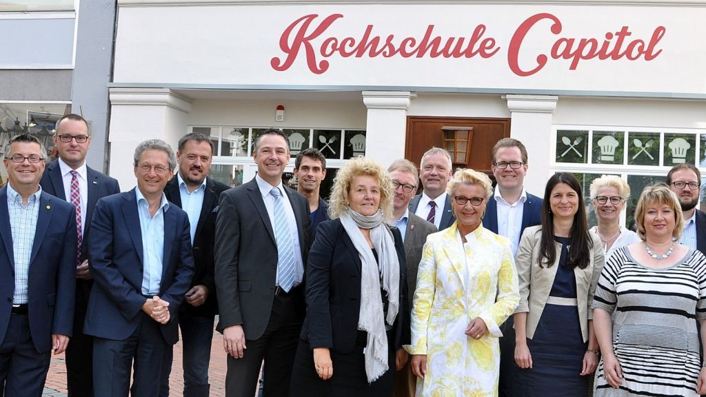 Zum „Tag des Gastgewerbes“ hatten die südwestfälischen Industrie- und Handelskammern Arnsberg, Hagen und Siegen 80 Gäste in die Kochschule „Capitol“ in Lüdenscheid eingeladen.