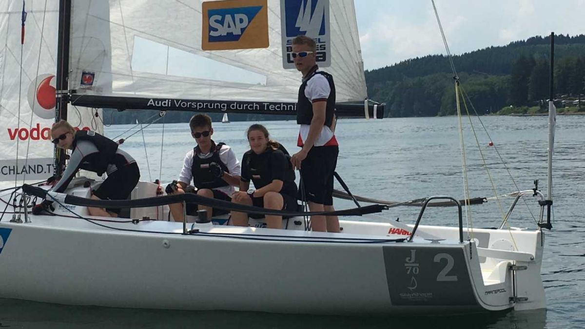 Das Team vom Yacht-Club Lister kurz nach einem der Match-Races: (von rechts) Paula Fischbach, Finn Szymanski, Paula Ruppert und Til Fernholz. von Yacht-Club Lister