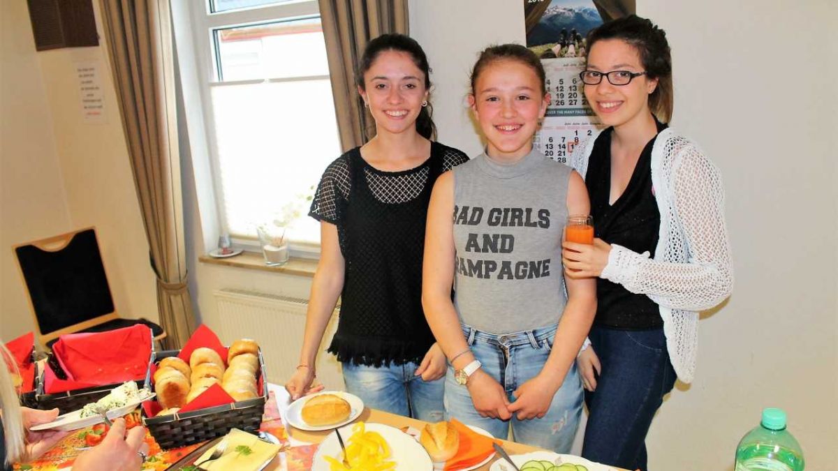 Schülerinnen der Janusz-Korczak-Schule Grevenbrück helfen mit. von s: Michelle Kalaz