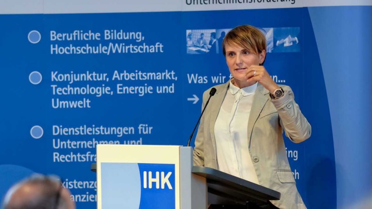 Referentin Sylvia Rohleder widmete sich beim IHK-Medienseminar der „Multimedialen Informationsflut“. von IHK Siegen