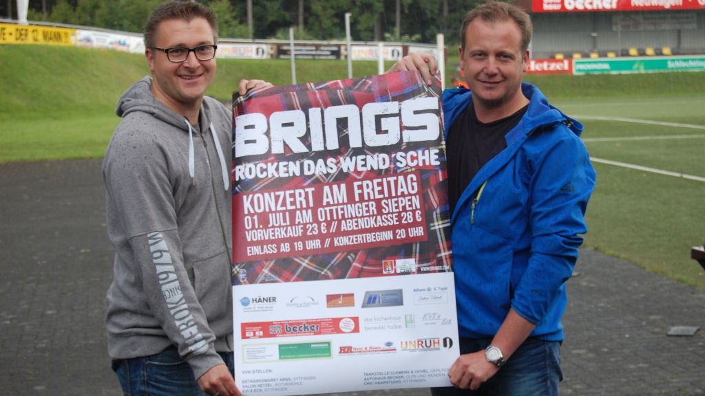 Oliver Hetzel (links) und Thorsten Ochel (rechts) enthüllen das Plakat zum Konzert. von Daniel Heinz