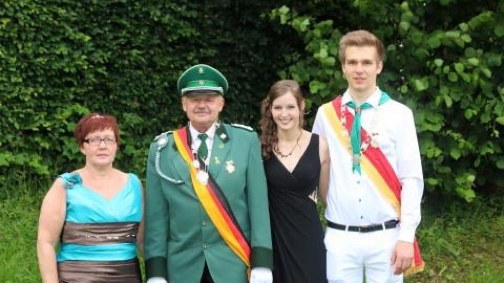 Das Königspaar Franz-Josef Szostak mit seiner Königin Marion sowie das Jungschützenkönigspaar Marvin Schönauer und Jessica Böhme.