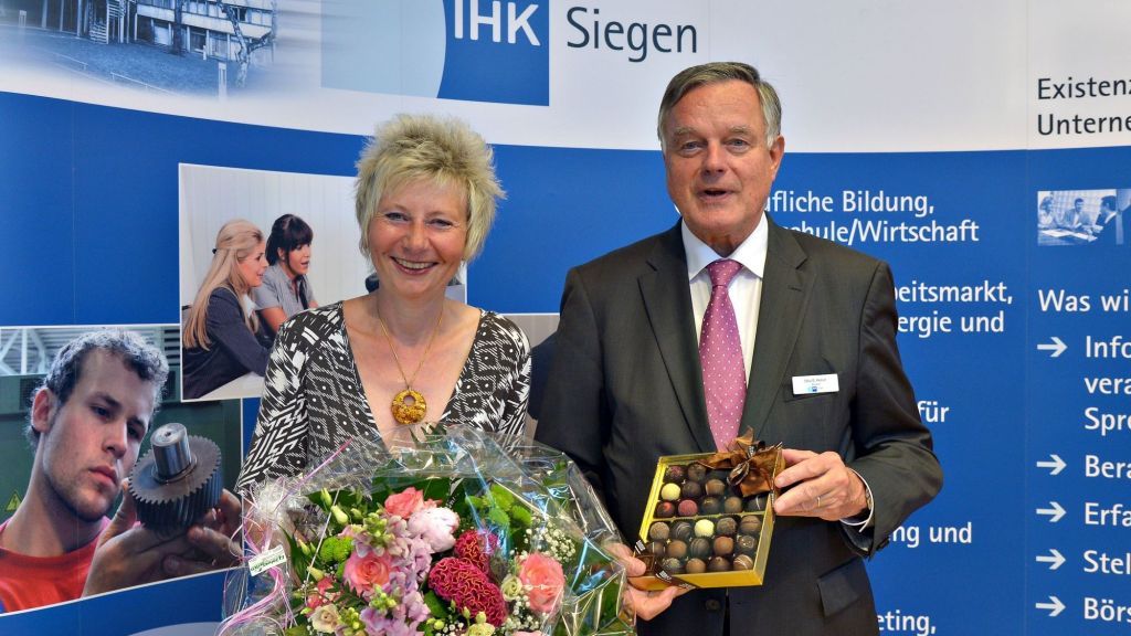 Regierungspräsidentin Diana Ewert erhielt bei ihrem "Antrittsbesuch" vor der Vollversammlung der Industrie- und Handelskammer (IHK) einen Blumenstrauß, den ihr IHK-Präsident Felix G. Hensel überreichte. von IHK Siegen
