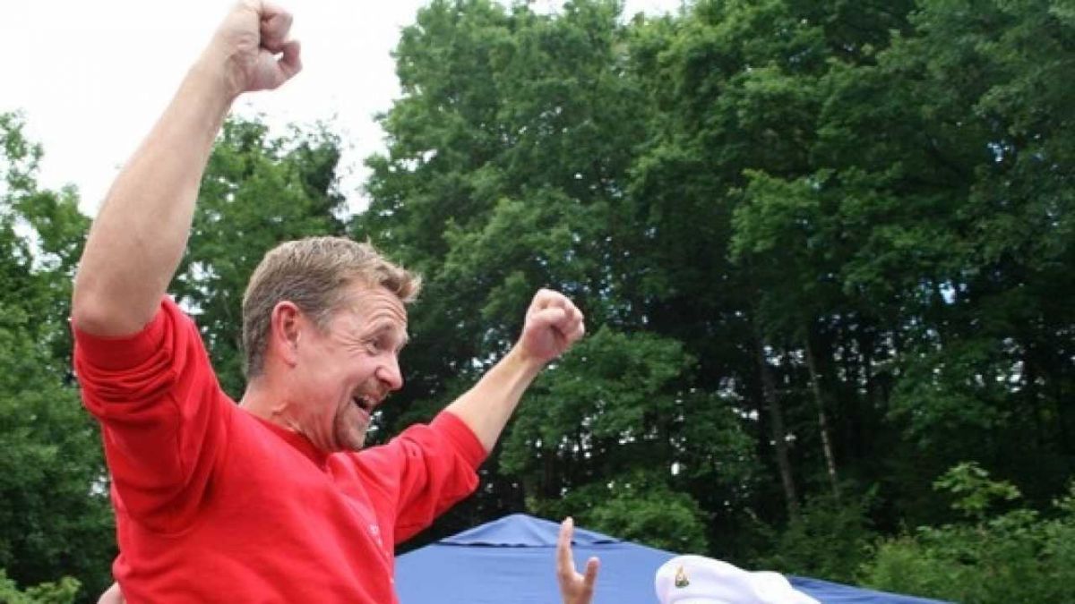 Ralf Schmidt siegt nach spannendem Dreikampf und lässt sich gebührend feiern. von s: Jill Arens