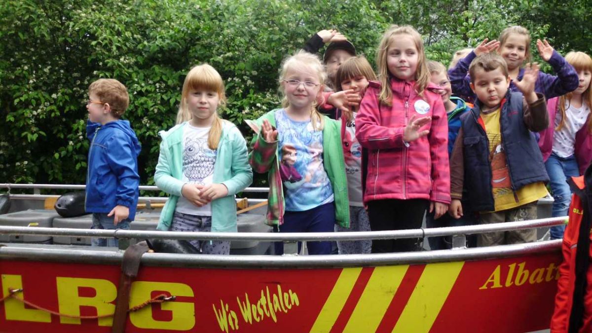 Die Vorschulkinder des Kindergartens "Regenbogenland" nahmen begeistert das DLRG-Boot unter die Lupe.