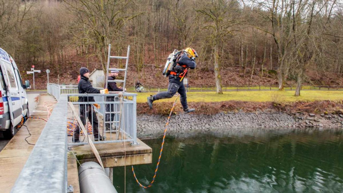 Auch professionelle Taucher kamen bei der Sanierung zum Einsatz. von s: Ruhrverband