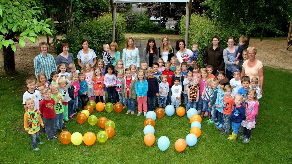 Freuen sich auf die große Geburtstagsfeier: Team und Kinder des Kindergartens St. Josef Saalhausen.