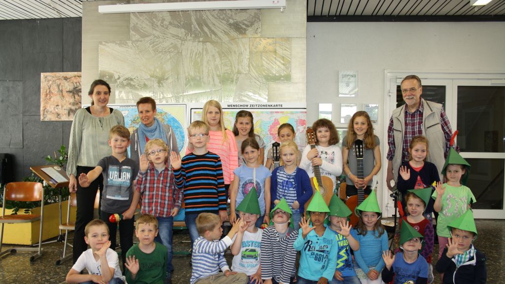 Die Kinder der musikalischen Früherziehung und junge Instrumentalisten mit Querflöte und Gitarre zeigten, was sie im vergangenen Jahr gelernt haben.