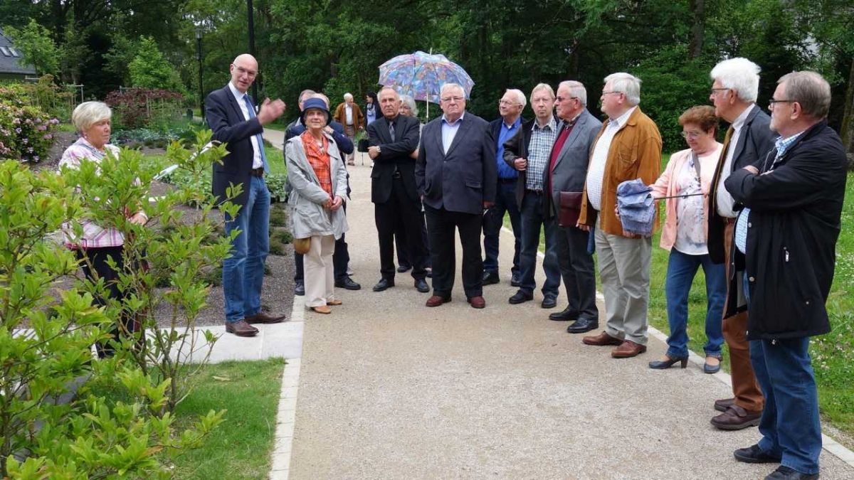 Bürgermeister Stefan Hundt (l.) führte den Vorstand der Kreis-Senioren-Union durch den Saalhauser Kurpark.