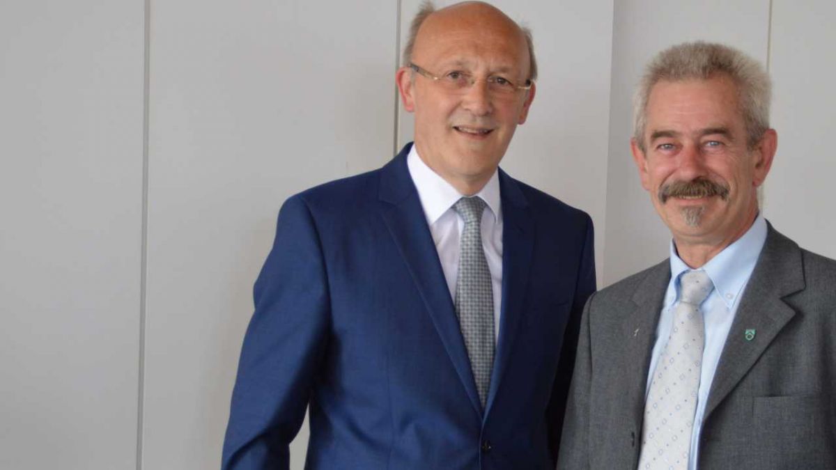 Bürgermeister Dietmar Heß (links) verabschiedete Wolfgang Drixelius als Ratsmitglied. von s: Barbara Sander-Graetz