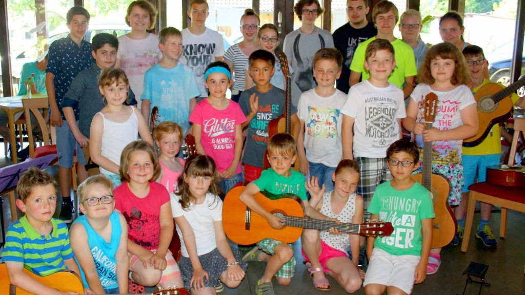 Die Gitarristen der Musikschule überzeugten das Publikum mit gekonnten und abwechslungsreichen Darbietungen.