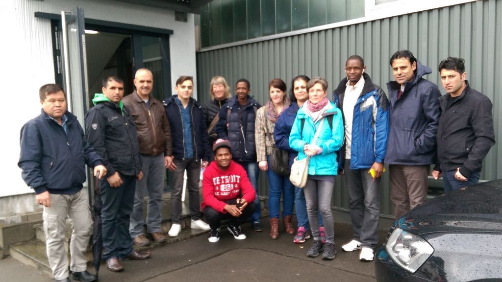 Die Sprachkursteilnehmer beim „Tag der Ausbildung“ bei der Firma Mubea in Attendorn. von IN VIA