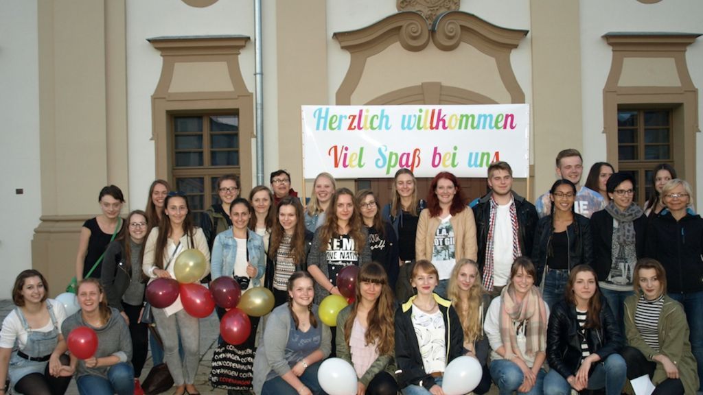 Vor dem Rathaus in Rawicz wurden die St.-Ursula-Schülerinnen von ihren polnischen Gastgeberinnen herzlich willkommen geheißen. von Privat