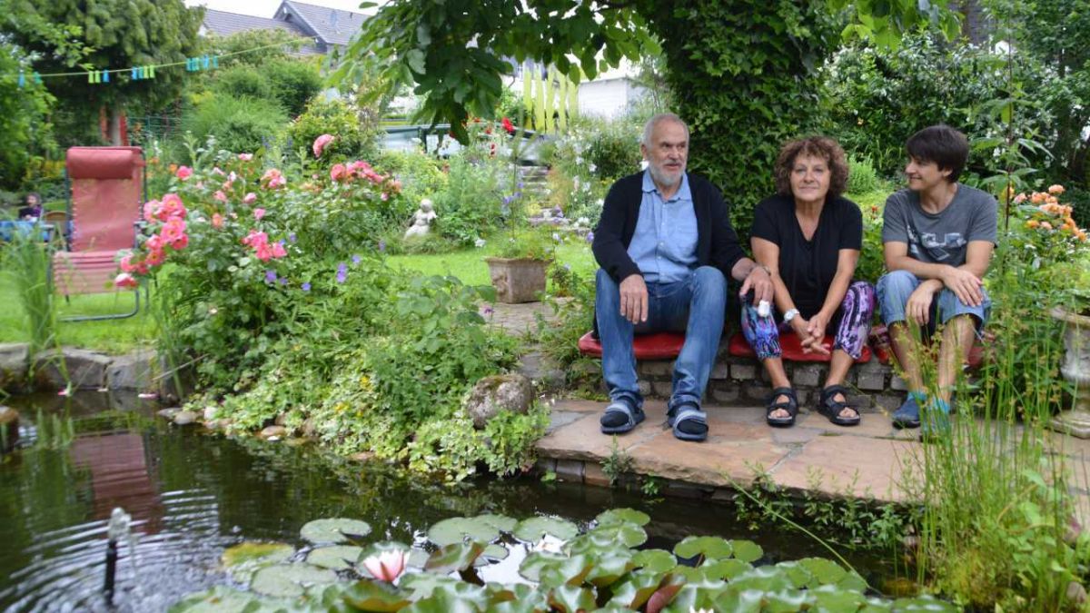 Marlies Backhaus mit ihrer Familie in ihrem grünen Reich: Liebevolle Details begeisterten die Besucher. von s: Barbara Sander-Graetz
