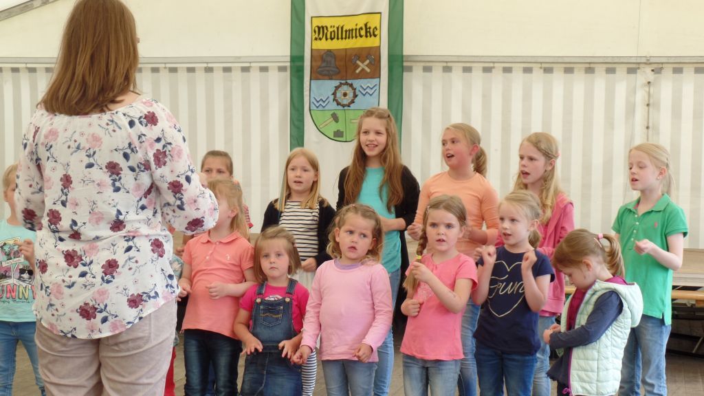 Der Kinderchor Möllmicke/Ottfingen unter der Leitung von Sarah Stausberg. von s: Jung