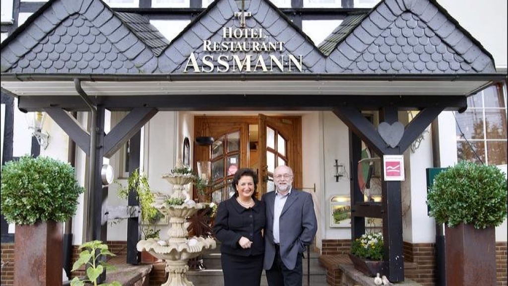 Sabine Assmann und ihr Mann Richard vor dem Hotel-Restaurant. von privat