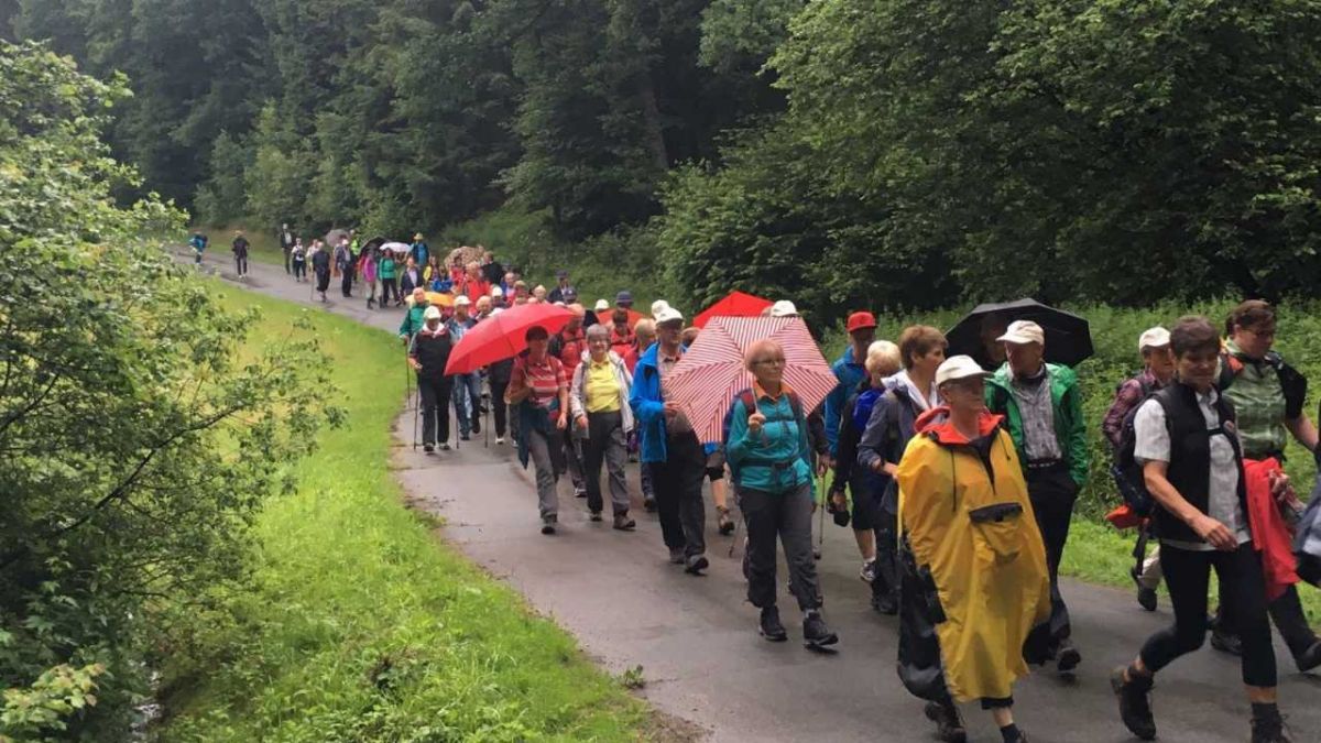 Bei angenehmen Temperaturen, morgens mit leichtem Regen, legten die Wallfahrer am heutigen Donnerstag die erster Etappe der insgesamt 96 Kilometer langen Strecke zurück.