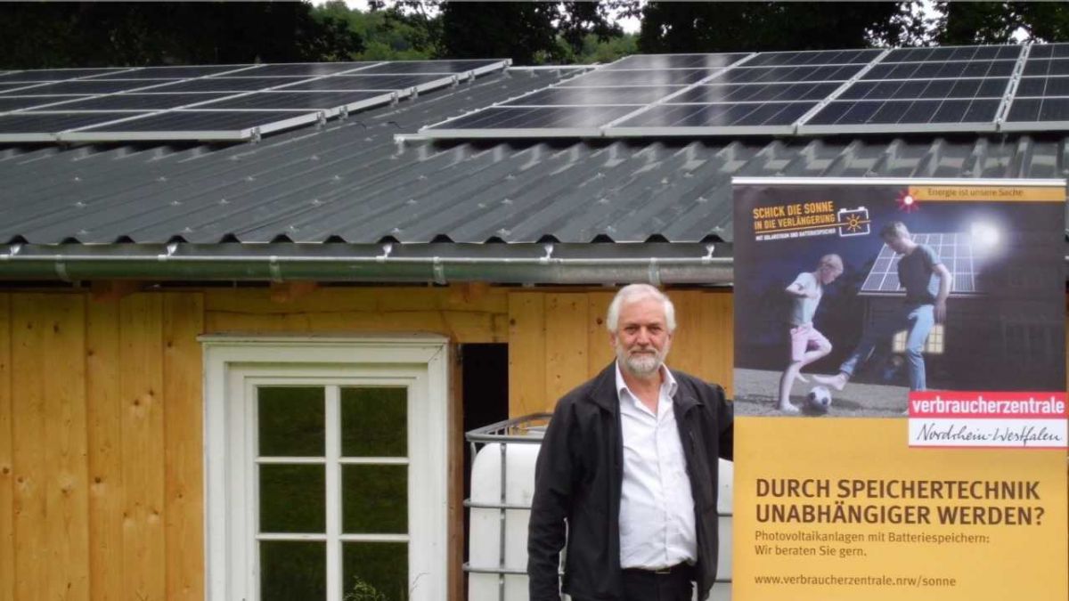 Dr. Georg Brune (Energieberater) vor einer Solaranlage. von Verbraucherzentrale