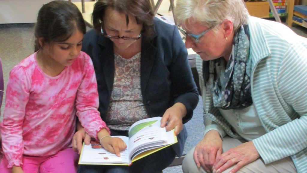 Die ehemalige Lehrerin Frau Vollmert und ihre "Mitstrickerin" Frau Hahlbrauck überreichten den Kindern die Geschenke und waren auch als Vorleserinnen gefragt.
