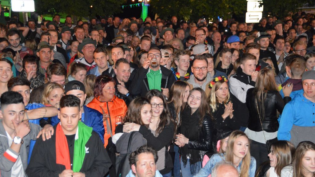Zahlreiche Fans verfolgten den Fußball-Krimi beim Public Viewing. von Barbara Sander-Graetz