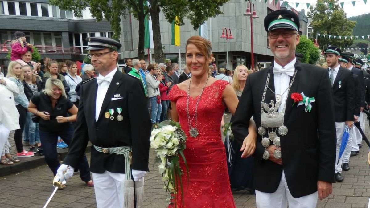 Das regierende Königspaar von Altenhundem freut sich auf einen schönen Sonntag mit seinem Hofstaat: Andreas und Carmen Eickelmann.