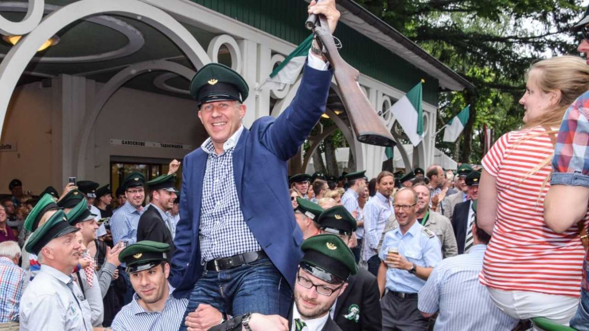 Jubelte 2015 unter der Olper Vogelstange: Der amtierende König Christian Reißner. von Archivs: Matthias Clever