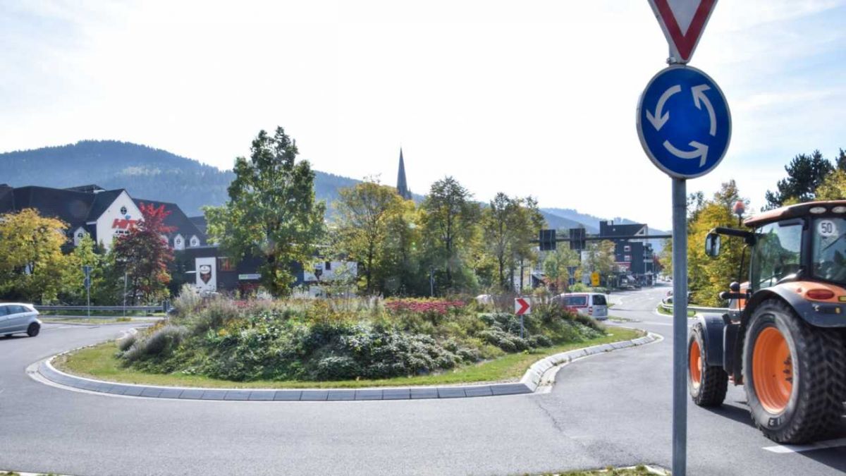 In diesem Kreisverkehr vor dem Altenhundemer Ortseingang ereignete sich der Unfall am Mittwochmorgen. von Sven Prillwitz