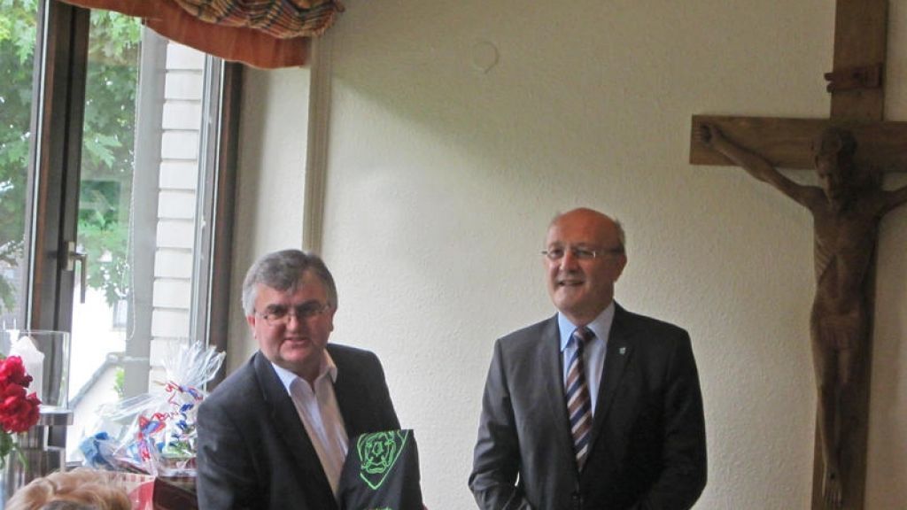 Finnentrops Bürgermeister Dietmar Heß (rechts) würdigte Vikar Mariusz Marziarkas Wirken in der Gemeinde. von Gemeinde Finnentrop
