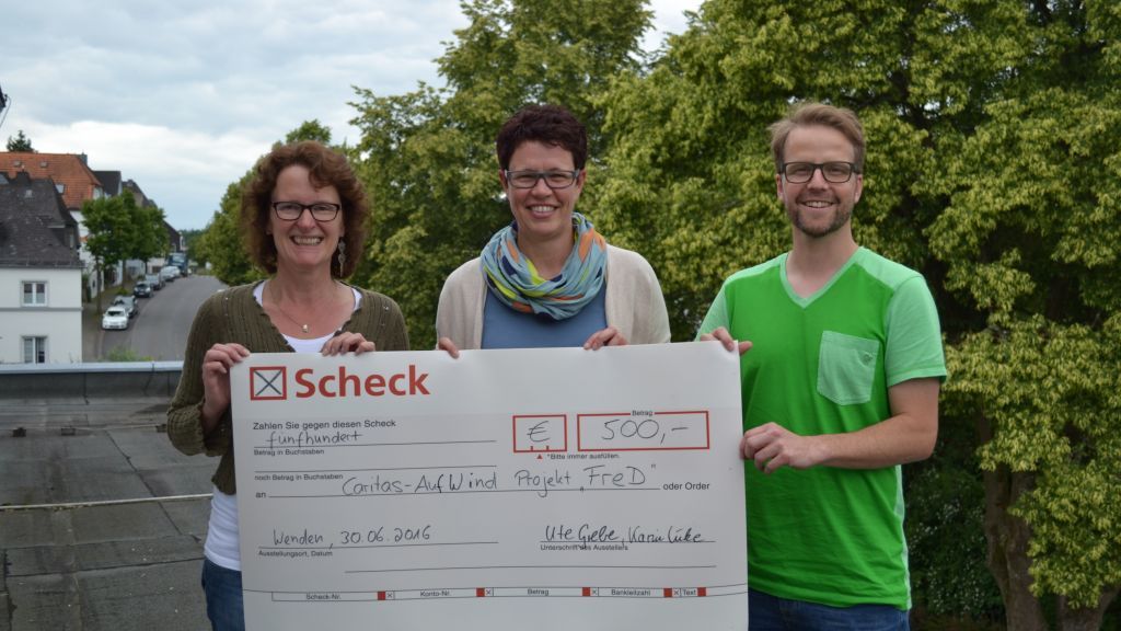Caritas-AufWind freut sich über einen Spendenscheck in Höhe von 500 Euro.