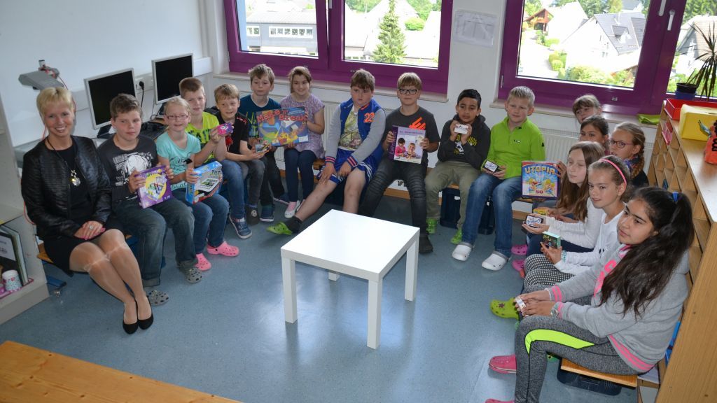 Diana Melchert, Geschäftsstellenleiterin der Sparkasse in Gerlingen (links), überzeugte sich kürzlich vor Ort in einer Unterrichtsstunde von den Erfolgen des Lerntrainings. von Sparkasse Olpe-Drolshagen-Wenden