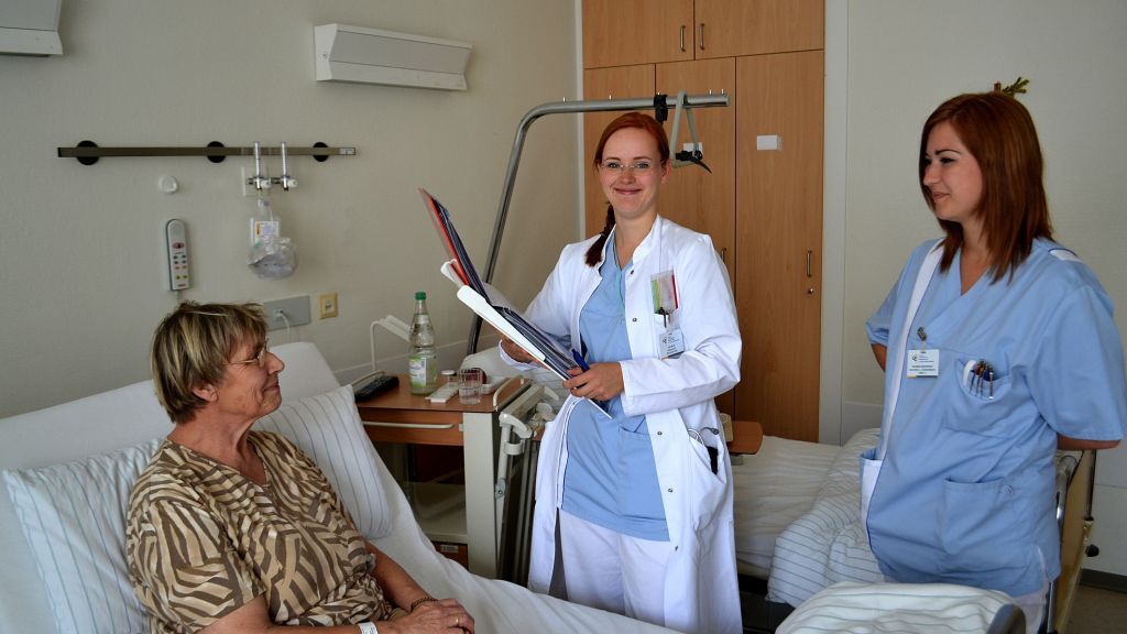 Stationsärztin Julia Berels (Mitte) im Einsatz beim Patienten auf einer internistischen Station im St. Josefs-Hospital.
