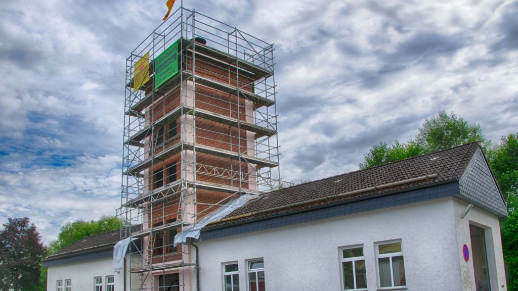 Der Feuerwehrturm Grevenbrück wird in aufwändiger und kostspieliger Eigenarbeit sarniert und renoviert. von s: Nils Dinkel