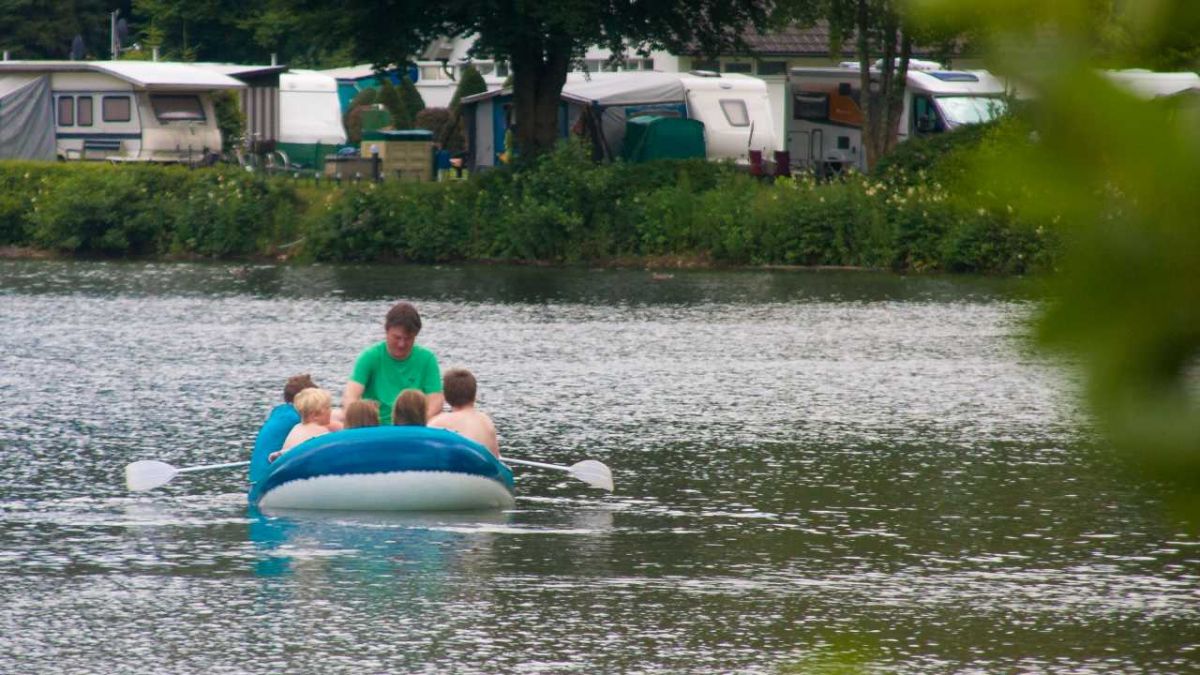 Ob im Schlauchboot oder direkt im See: Die Camping- und Badegäste am Kessenhammer schätzen vor allem die Naturnähe. von s: Volker Lübke