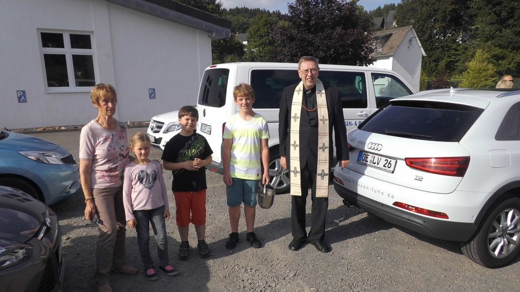Pastor Ferber segnete die Fahrzeuge von Groß und Klein. von s: Gemeinde