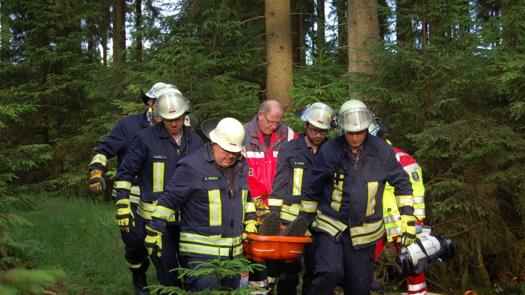 Die Rettungskräfte transportierten den vermeintlich Verletzten aus dem Wald heraus. von s: Feuerwehr Kirchhundem