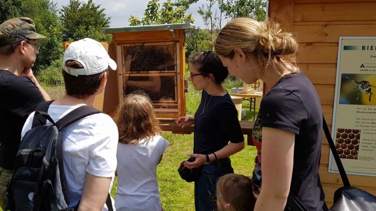 Rund 130 Besucher begrüßte der Imkerverein zur Einweihung des Lehrbienenstands.