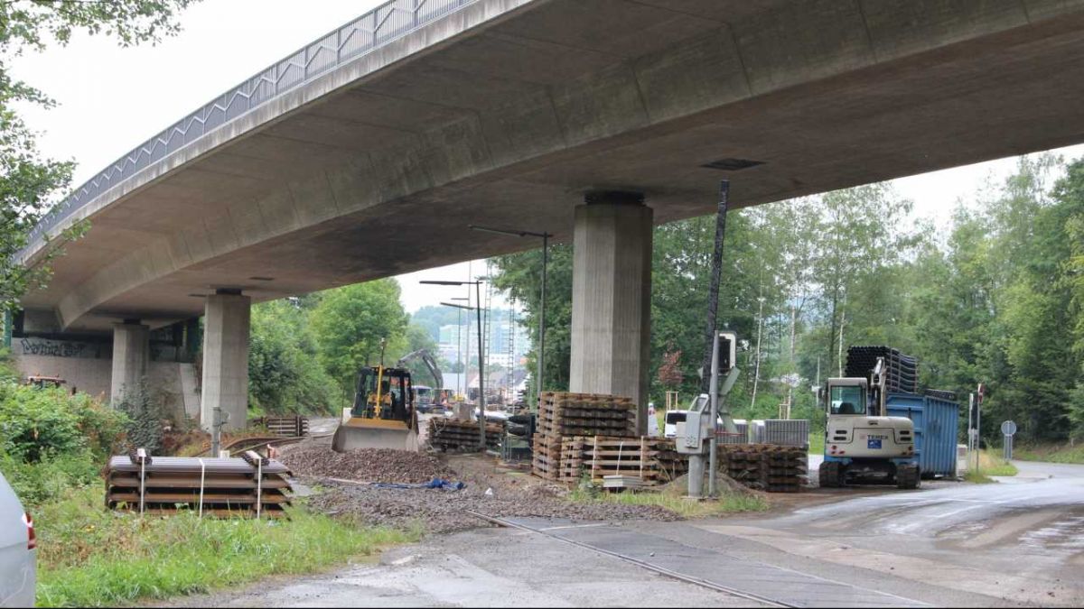 Vom 15. bis 18. Juli 2016 wird der Bahnübergang Mühlwiese in Attendorn wegen Sanierungsarbeiten gesperrt. von Hansestadt Attendorn