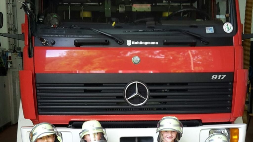 Die Mädchen und Jungen durften sich auch die Kleidung der Feuerwehrleute überstreifen. von Pressestelle Feuerwehr Kirchhundem