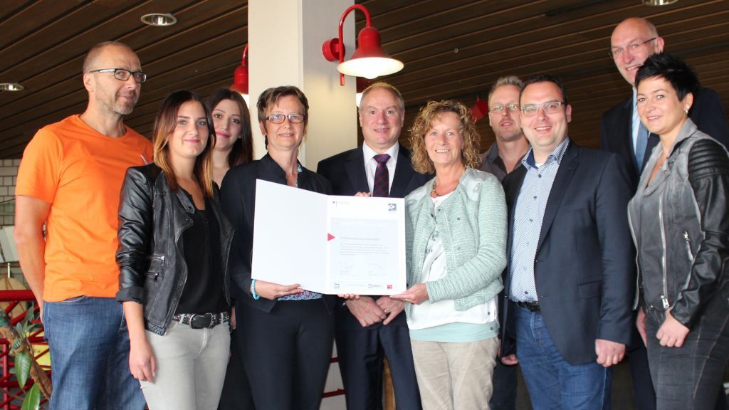 Mitglieder Stadtverwaltung um Bürgermeister Stefan Hundt (rechts) nehmen die Urkunde entgegen.
