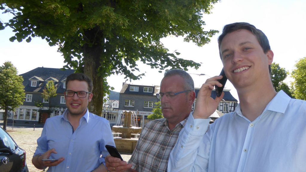 Florian Müller, Georg Melcher und Sebastian Heuel (von links) fordern in einem Brief an den Telekom-Vorstand den raschen Ausbau des schnellen Mobilfunks für Drolshagen. von Rüdiger Kahlke