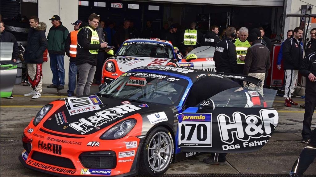 Letzte Arbeiten am Porsche Cayman GT4 von Marcel Hoppe und Moritz Gusenbauer vor der Startaufstellung. von PeBu Media Team Teichmann Racing