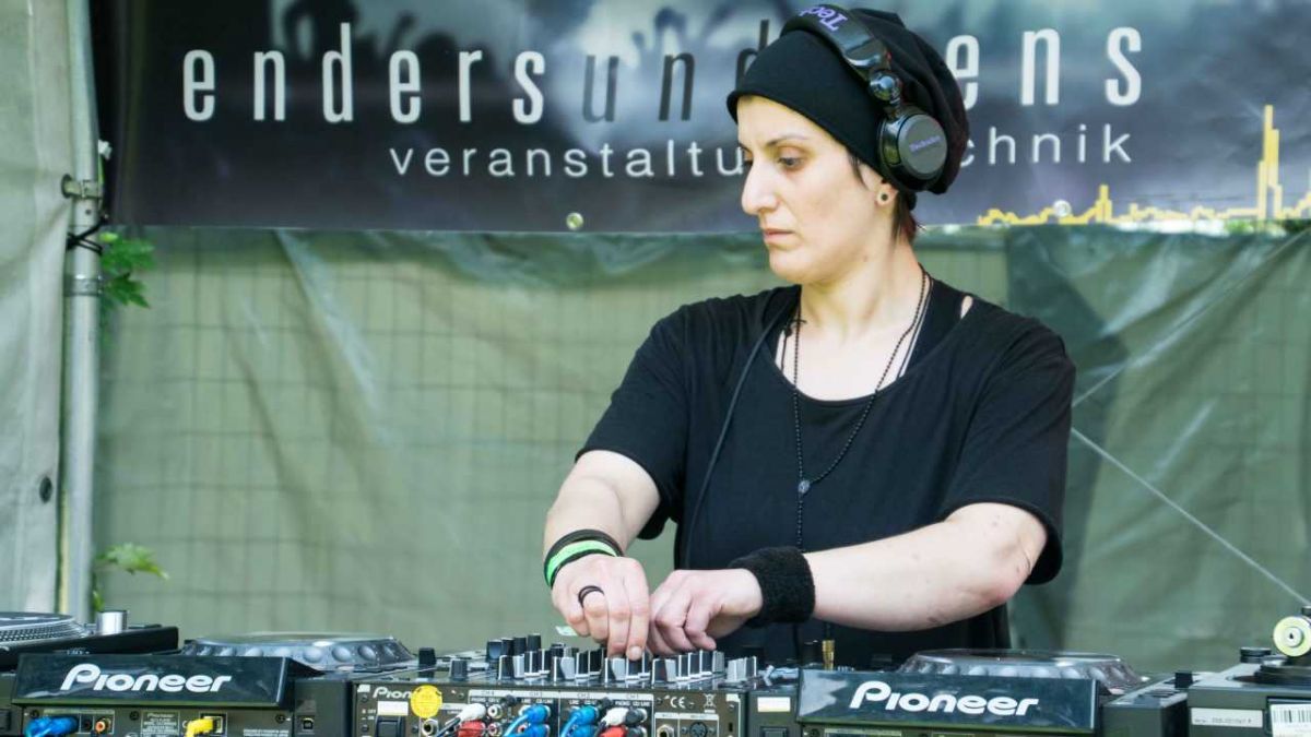 Ebenfalls an den Plattentellern: Jana, die Gewinnerin des Online-Contests. von s: Nils Dinkel