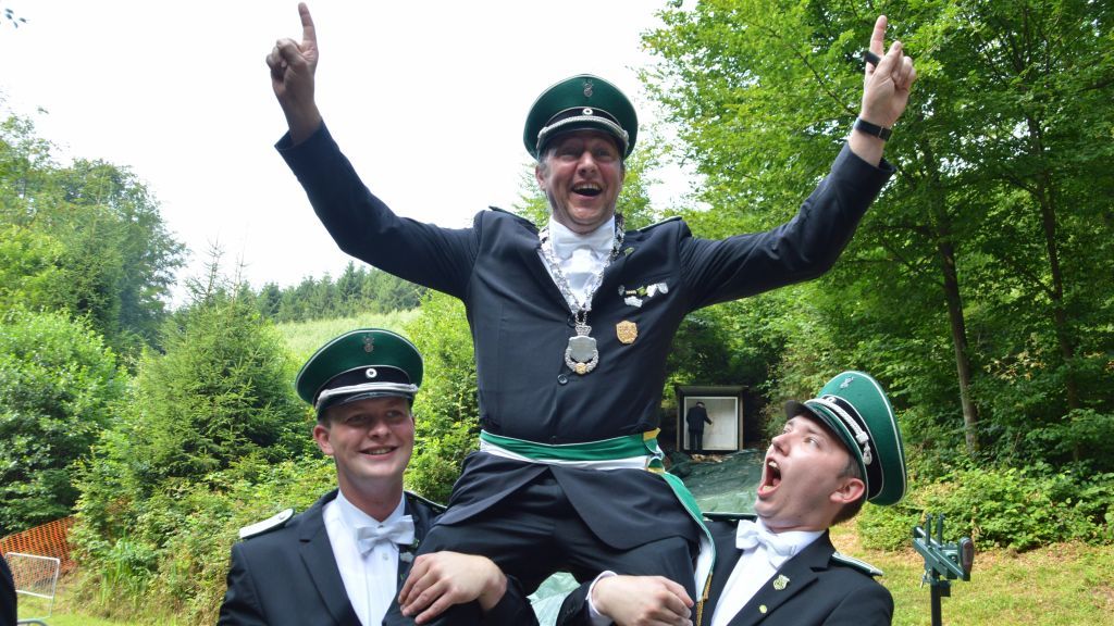 Peter Nolte lässt sich nach seinem Königsschuss feiern. von s: Barbara Sander-Graetz