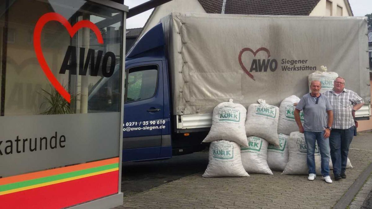 Die Helfer Reinhard Jung und Heinz Niklas machten sich mit einem Lkw auf den Weg nach Kehl-Kork. von s: Privat