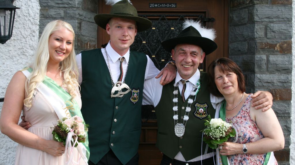Freuen sich auf das Scheiderwalder Schützenfest am Samstag: Königspaar Andreas und Anna Schröder (l.) und Kaiserpaar Peter und Silvia Stuff.