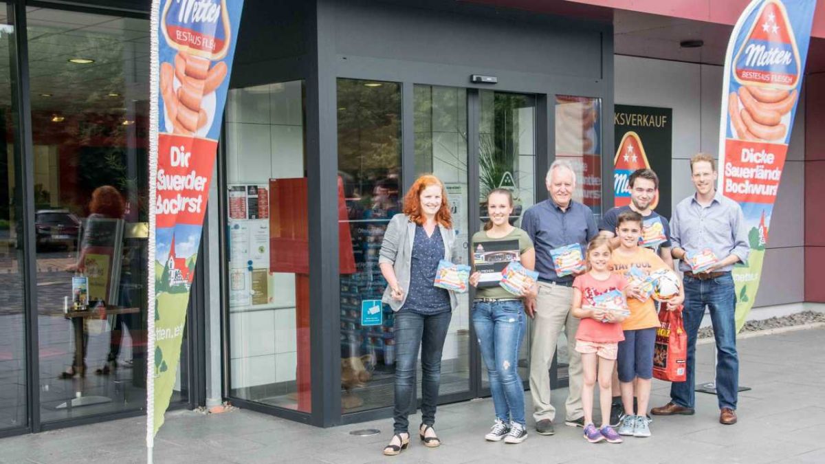 Petra Hennemann (links) und Tobias Metten (rechts) gratulierten Kevin Gouranis (2. von rechts), Engelbert Demmerling (Mitte) und Julia Becker (2. von links) zu ihrem erfolgreichen Abschneiden beim großen EM-Tippspiel. von Philipp Thöne