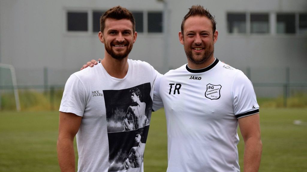 Zweitliga-Profi Enis Alushi (links) mit Landesliga-Coach Ralf Behle. von s: SG Finnentrop/Bamenohl